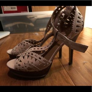 Guess high heel shoes